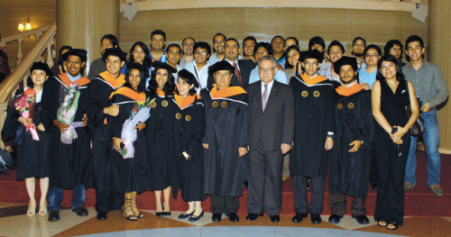 Guatemalan students in Korea celebrate their graduation with their ambassador, Rafael Salazar (fourth from right, front row). (Kleinsy Bonilla)