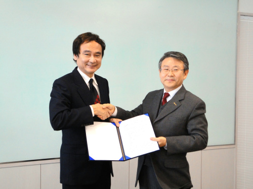 대상이 일본 야마가타현 쓰루오카 시에 위치한 게이오대학 첨단생명공학연구소에 ‘대상-게이오 생명공학센터’를 개소했다. 임홍명 대상중앙연구소 소장이 도미타 마사루 연구소장과 협약서를 교환하며 악수하고 있다.