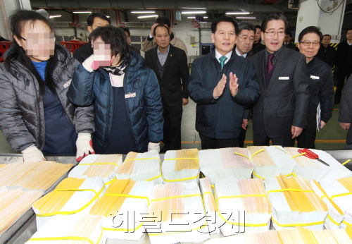 16일 오전 이채필 고용노동부 장관이 안양시 동안구 우정사업본부 안양우편집중국을 방문해 운편물 구분 업무를 담당하는 비정규직 근로자들을 격려하고 애로사항을 청취하는 자리를 갖고 있다./ 안훈기자 rosedale@ 2012.01.16\r\n16일 오전 이채필 고용노동부 장관이 안양시 동안구 우정사업본부 안양우편집중국을 방문해 운편물 구분 업무를 담당하는 비정규직 근로자들을 격려하고 애로사항을 청취하는 자리를 갖고 있다./ 안훈기자 rosedale@ 2012.01.16\r\n16일 오전 이채필 고용노동부 장관이 안양시 동안구 우정사업본부 안양우편집중국을 방문해 운편물 구분 업무를 담당하는 비정규직 근로자들을 격려하고 애로사항을 청취하는 자리를 갖고 있다./ 안훈기자 rosedale@ 2012.01.16