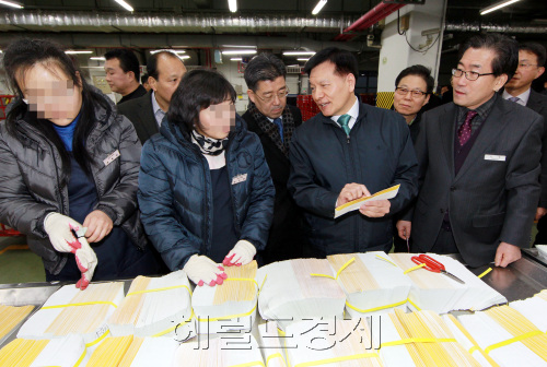 16일 오전 이채필 고용노동부 장관이 안양시 동안구 우정사업본부 안양우편집중국을 방문해 운편물 구분 업무를 담당하는 비정규직 근로자들을 격려하고 애로사항을 청취하는 자리를 갖고 있다./ 안훈기자 rosedale@ 2012.01.16\r\n16일 오전 이채필 고용노동부 장관이 안양시 동안구 우정사업본부 안양우편집중국을 방문해 운편물 구분 업무를 담당하는 비정규직 근로자들을 격려하고 애로사항을 청취하는 자리를 갖고 있다./ 안훈기자 rosedale@ 2012.01.16\r\n16일 오전 이채필 고용노동부 장관이 안양시 동안구 우정사업본부 안양우편집중국을 방문해 운편물 구분 업무를 담당하는 비정규직 근로자들을 격려하고 애로사항을 청취하는 자리를 갖고 있다./ 안훈기자 rosedale@ 2012.01.16\r\n이채필 고용노동부 장관이 16일 오전 안양시 동안구 우정사업본부 안양우편집중국을 방문해 우편물 구분 업무를 담당하는 비정규직 근로자들을 격려하고 있다.   안양=안훈 기자/rosedale@heraldm.com