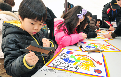 서울시가 설을 앞두고 15일 서울 번동 북서울꿈의숲에서 마련한 '전통문화 한마당' 행사에 참가한 어린이들이 연을 만들고 있다./박현구 기자phko@heraldm.com 2012.01.15\r\n서울시가 설을 앞두고 15일 서울 번동 북서울꿈의숲에서 마련한 '전통문화 한마당' 행사에 참가한 어린이들이 연을 만들고 있다./박현구 기자phko@heraldm.com 2012.01.15\r\n서울시가 설을 앞두고 15일 서울 번동 북서울꿈의숲에서 마련한 '전통문화 한마당' 행사에 참가한 어린이들이 연을 만들고 있다./박현구 기자phko@heraldm.com 2012.01.15