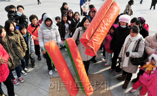서울시가 설을 앞두고 15일 서울 번동 북서울꿈의숲에서 마련한 '전통문화 한마당' 행사에 참가한 시민들이 윷놀이를 하고 있다./박현구 기자phko@heraldm.com 2012.01.15\r\n서울시가 설을 앞두고 15일 서울 번동 북서울꿈의숲에서 마련한 '전통문화 한마당' 행사에 참가한 시민들이 윷놀이를 하고 있다./박현구 기자phko@heraldm.com 2012.01.15\r\n서울시가 설을 앞두고 15일 서울 번동 북서울꿈의숲에서 마련한 '전통문화 한마당' 행사에 참가한 시민들이 윷놀이를 하고 있다./박현구 기자phko@heraldm.com 2012.01.15
