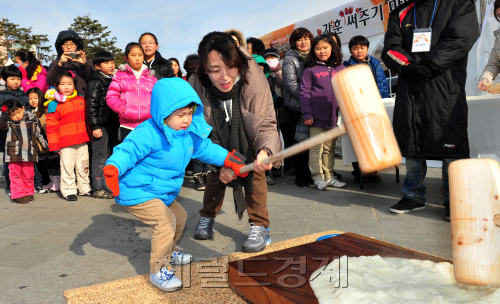 서울시가 설을 앞두고 15일 서울 번동 북서울꿈의숲에서 마련한 '전통문화 한마당' 행사에 참가한 시민들이 떡메치기 체험을 하고 있다./박현구 기자phko@heraldm.com 2012.01.15\r\n서울시가 설을 앞두고 15일 서울 번동 북서울꿈의숲에서 마련한 '전통문화 한마당' 행사에 참가한 시민들이 떡메치기 체험을 하고 있다./박현구 기자phko@heraldm.com 2012.01.15\r\n서울시가 설을 앞두고 15일 서울 번동 북서울꿈의숲에서 마련한 '전통문화 한마당' 행사에 참가한 시민들이 떡메치기 체험을 하고 있다./박현구 기자phko@heraldm.com 2012.01.15\r\n서울시가 설을 앞두고 15일 서울 강북구 번동 북서울꿈의숲에서 마련한 ‘전통문화 한마당’ 행사에 참가한 어린이와 엄마가 떡메치기 체험을 하고 있다.  박현구 기자/phko@