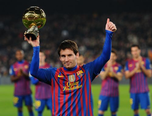 <YONHAP PHOTO-0095> Barcelona's Argentinian forward Lionel Messi shows the Ballon d'Or Trophy before the Spanish league football match between FC Barcelona and Betis at the Camp Nou stadium in Barcelona on January 15, 2012. AFP PHOTO/LLUIS GENE /2012-01-16 06:15:23/ <저작권자 ⓒ 1980-2012 ㈜연합뉴스. 무단 전재 재배포 금지.>
Barcelona’s Lionel Messi shows off his Player of the Year trophy on Sunday.  AFP-Yonhap News