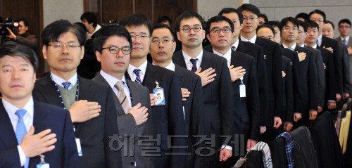 전국 선거전담 공안부장 회의의 16일 대검찰청 대회의실에서 열려 공안부장들이 국민의례를 하고 있다.<br />김명섭 기자 msiron@\r\n전국 선거전담 공안부장 회의의 16일 대검찰청 대회의실에서 열려 공안부장들이 국민의례를 하고 있다.\r\n김명섭 기자 msiron@\r\n전국 선거전담 공안부장 회의의 16일 대검찰청 대회의실에서 열려 공안부장들이 국민의례를 하고 있다.\r\n김명섭 기자 msiron@\r\n서울 서초동 대검청사에서 열린 전국 선거전담 공안부장회의에서 공안부장들이 국민의례를 하며 불법 선거운동 척결을 다짐하고 있다.    김명섭 기자/msiron@heraldm.com