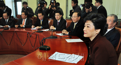 박근혜 한나라당 비상대책위원장이 16일 국회에서 회의를 주재하고 있다. 박현구 기자phko@heraldm.com 2012.01.16\r\n박근혜 한나라당 비상대책위원장이 16일 국회에서 회의를 주재하고 있다. 박현구 기자phko@heraldm.com 2012.01.16\r\n박근혜 한나라당 비상대책위원장이 16일 국회에서 회의를 주재하고 있다. 박현구 기자phko@heraldm.com 2012.01.16