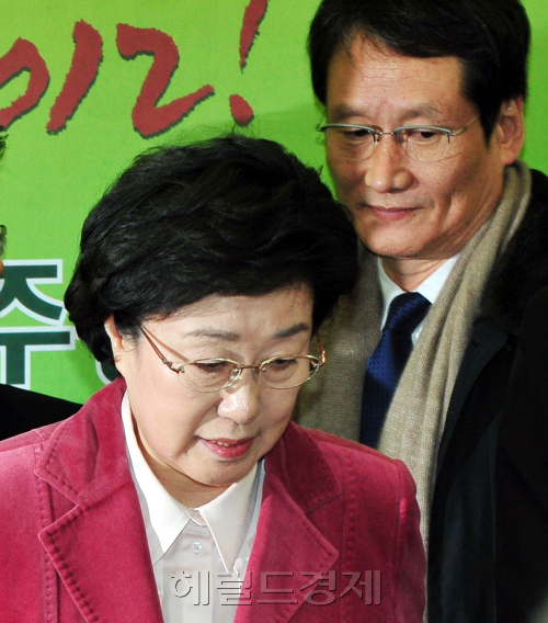 한명숙 민주통합당신임대표가 16일 국회에서 최고위원회의를 주재하고 있다. 박현구 기자phko@heraldm.com 2012.01.16\r\n한명숙 민주통합당신임대표가 16일 국회에서 최고위원회의를 주재하고 있다. 박현구 기자phko@heraldm.com 2012.01.16