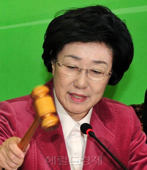 한명숙 민주통합당신임대표가 16일 국회에서 최고위원회의를 주재하고 있다. 박현구 기자phko@heraldm.com 2012.01.16
Han Myeong-sook, leader of the main opposition Democratic United Party, presides over a meeting of its Supreme Council at the National Assembly in Seoul on Monday.  Park Hyun-koo/The Korea Herald