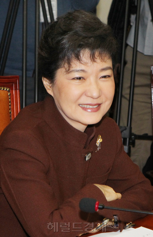 박근혜 한나라당 비상대책위원장이 16일 국회에서 회의를 주재하고 있다. 박현구 기자phko@heraldm.com 2012.01.16
Rep. Park Gun-hye of the ruling Grand National Party chairs the party’s emergency leadership council meeting Monday.
Park Hyun-koo/The Korea Herald