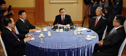 대기업중소기업 상생/ 김동수 공정거래위원회 위원장이 16일 오전 서울 중구 명동 은행회관에서 4대그룹 간담회를 개최하고 모두발언을 하고 있다. 이 날 4대그룹에서 참석한 임원으로는 김순택 삼성그룹 부회장, 강유식 LG부회장, 김영태 SK대표이사, 김용환 현대차 부회장이 참석했다. 박해묵 기자/mook@heraldm.com\r\n김동수 공정거래위원회 위원장이 16일 오전 서울 중구 명동 은행회관에서 4대그룹 간담회를 개최하고 모두발언을 하고 있다. 이 날 4대그룹에서 참석한 임원으로는 김순택 삼성그룹 부회장, 강유식 LG부회장, 김영태 SK대표이사, 김용환 현대차 부회장이 참석했다. 박해묵 기자/mook@heraldm.com\r\n김동수 공정거래위원회 위원장이 16일 오전 서울 중구 명동 은행회관에서 4대 그룹 간담회를 개최하고 모두발언을 하고 있다. 이날 4대 그룹에서는 김순택 삼성그룹 부회장, 강유식 LG 부회장, 김영태 SK 대표이사, 김용환 현대차 부회장이 참석했다.  박해묵 기자/mook@