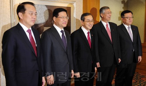 대기업 중소기업 상생/ 김동수 공정거래위원회 위원장이 16일 오전 서울 중구 명동 은행회관에서 4대그룹 간담회를 개최하고 참석자들과 기념촬영을 하고 있다. 이 날 4대그룹에서 참석한 임원으로는 김순택 삼성그룹 부회장, 강유식 LG부회장, 김영태 SK대표이사, 김용환 현대차 부회장이 참석했다. 박해묵 기자/mook@heraldm.com
FTC chief Kim Dong-soo (center) poses with leaders of the nation’s top four conglomerates before a meeting in Seoul on Monday. From left are Hyundai Motor vice chairman Kim Yong-hwan, Samsung Group vice chairman Kim Soon-taek, FTC chief Kim, LG Group vice chairman Kang Yoo-shik and SK Holdings president Kim Young-tae.    Park Hae-mook/The Korea Herald