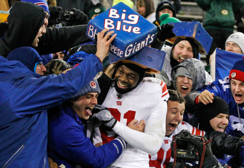 <YONHAP PHOTO-0497> New York Giants' Kenny Phillips celebrates with fans after New York defeated the Green Bay Packers 37-20 in an NFL divisional playoff football game on Sunday, Jan. 15, 2012, in Green Bay, Wis. (AP Photo/Jeffrey Phelps)/2012-01-16 10:47:47/ <저작권자 ⓒ 1980-2012 ㈜연합뉴스. 무단 전재 재배포 금지.>
The New York Giants’ Kenny Phillips celebrates his team’s win with fans.  AP-Yonhap News