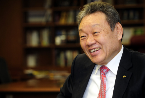 어윤대 KB금융지주 회장. 박해묵 기자/mook@heraldm.com
KB Financial Group chairman Euh Yoon-dae.  The Korea Herald