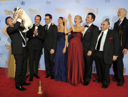 <YONHAP PHOTO-0792> The cast and crew of the film "The Artist" pose backstage with the award for Best Motion Picture - Comedy or Musical during the 69th Annual Golden Globe Awards Sunday, Jan. 15, 2012, in Los Angeles. From left, Thomas Langmann, Uggie, Jean Dujardin, Michel Hazanavicius, Berenice Bejo, Penelope Ann Miller, Ludovic Bource, Ken Davitian and James Cromwell. (AP Photo/Mark J. Terrill)/2012-01-16 13:21:34/ <저작권자 ⓒ 1980-2012 ㈜연합뉴스. 무단 전재 재배포 금지.>
The cast and crew of the film “The Artist” pose backstage with the award for Best Motion Picture ― Comedy or Musical. From left are Thomas Langmann, Uggie, Jean Dujardin, Michel Hazanavicius, Berenice Bejo, Penelope Ann Miller, Ludovic Bource, Ken Davitian and James Cromwell.   AP-Yonhap News