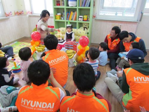 한사랑장애영아원 신입사원 봉사활동 / 현대건설 신입사원 190명, 봉사활동으로 첫 사회활동 시작