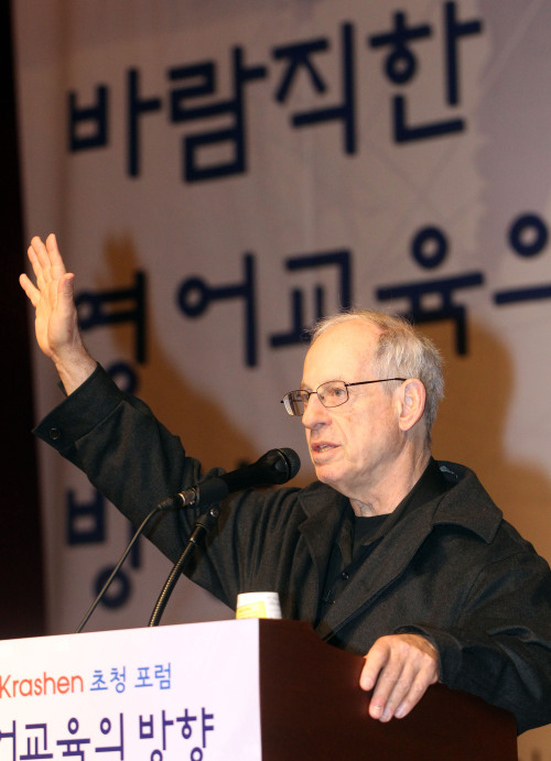<YONHAP PHOTO-0557> 스티븐 크래션 美 USC대 교수 (서울=연합뉴스) 임헌정 기자 = 16일 오전 서울 강남구 삼성동 코엑스에서 한국외국어교육협의회 주최로 열린 '올바른 영어교육의 방향' 포럼에서 스티븐 크래션(Stephen Krashen) 미국 USC대 교수가 학부모 등을 상대로 강연하고 있다. 2012.1.16 kane@yna.co.kr/2012-01-16 11:10:48/ <저작권자 ⓒ 1980-2012 ㈜연합뉴스. 무단 전재 재배포 금지.>
Stephen Krashen, emeritus professor of education at the University of Southern California, talks about optimal English education with Korean parents on Monday in Seoul.   Yonhap News