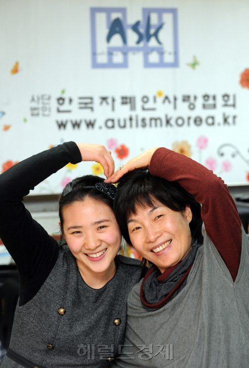 서울 송파구 한국자폐인 사랑협회_자폐아 가족 인터뷰./ 안훈기자 rosedale@ 2012.01.10\r\n서울 송파구 한국자폐인 사랑협회_자폐아 가족 인터뷰./ 안훈기자 rosedale@ 2012.01.10\r\n서울 송파구 한국자폐인 사랑협회_자폐아 가족 인터뷰./ 안훈기자 rosedale@ 2012.01.10