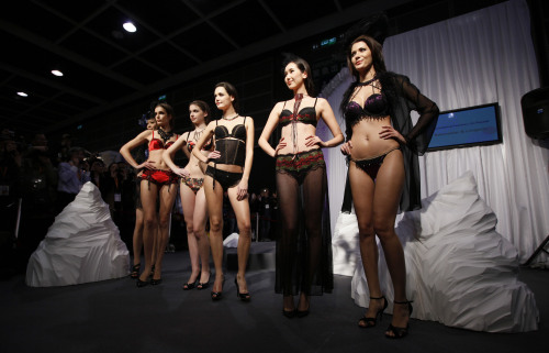 <YONHAP PHOTO-1622> Models present swimwear and lingeries of the Fall/Winter collection during the Fashion Week Expo in Hong Kong Monday, Jan. 16, 2012. The exhibition invited more than 1,900 exhibitors from 26 countries and regions. (AP Photo/Kin Cheung)/2012-01-16 20:25:13/ <저작권자 ⓒ 1980-2012 ㈜연합뉴스. 무단 전재 재배포 금지.>\r\n<YONHAP PHOTO-1622> Models present swimwear and lingeries of the Fall/Winter collection during the Fashion Week Expo in Hong Kong Monday, Jan. 16, 2012. The exhibition invited more than 1,900 exhibitors from 26 countries and regions. (AP Photo/Kin Cheung)/2012-01-16 20:25:13/ <저작권자 ⓒ 1980-2012 ㈜연합뉴스. 무단 전재 재배포 금지.>