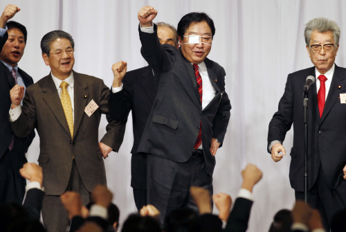 <YONHAP PHOTO-1734> Japanese Prime Minister Yoshihiko Noda, center, wearing an eye patch on his right eye, and other lawmakers raise a fist to pep themselves up during the ruling Democratic Party of Japan's annual meeting in Tokyo Monday, Jan. 16, 2012. Noda, who reshuffled his Cabinet last Friday, bumped his face at his official residence Sunday night, according to the prime minister's office. (AP Photo/Koji Sasahara)/2012-01-16 21:21:36/ <저작권자 ⓒ 1980-2012 ㈜연합뉴스. 무단 전재 재배포 금지.>\r\n<YONHAP PHOTO-1734> Japanese Prime Minister Yoshihiko Noda, center, wearing an eye patch on his right eye, and other lawmakers raise a fist to pep themselves up during the ruling Democratic Party of Japan's annual meeting in Tokyo Monday, Jan. 16, 2012. Noda, who reshuffled his Cabinet last Friday, bumped his face at his official residence Sunday night, according to the prime minister's office. (AP Photo/Koji Sasahara)/2012-01-16 21:21:36/ <저작권자 ⓒ 1980-2012 ㈜연합뉴스. 무단 전재 재배포 금지.>