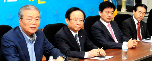 17일 오전 국회 한나라당 정책위의장실에서 열린 비상대책위 정책쇄신분과회의에서 김종인 분과위원장이 모두발언을 하고 있다. 대기업의 소유와 지배구조를 개혁하기 위해 출자총액제한제 부활 등 이른바 경제 민주화 조치를 검토하고 있다. 박현구 기자phko@heraldm.com 2012.01.17\r\n17일 오전 국회 한나라당 정책위의장실에서 열린 비상대책위 정책쇄신분과회의에서 김종인 분과위원장이 모두발언을 하고 있다. 대기업의 소유와 지배구조를 개혁하기 위해 출자총액제한제 부활 등 이른바 경제 민주화 조치를 검토하고 있다. 박현구 기자phko@heraldm.com 2012.01.17\r\n한나라당 비상대책위 정책쇄신분과는 17일 회의를 열고 양극화 문제를 논의했다. 이 자리에서 김종인 분과위원장은 부자 증세로 내년에 더 걷히는 7000억원을 서민복지에 사용하는 방안을 제안했다.  박현구 기자/phko@heraldm.com