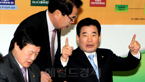 민주통합당 김진표 원내대표가 17일 국회에서 대책회의를 주재하고 있다. 박현구 기자phko@heraldm.com 2012.01.17\r\n민주통합당 김진표 원내대표가 17일 국회에서 대책회의를 주재하고 있다. 박현구 기자phko@heraldm.com 2012.01.17\r\n민주통합당 김진표 원내대표는 17일 열린 원내대책회의에서 중앙선거관리위원회 홈페이지 디도스(DDoSㆍ분산서비스거부) 공격 사건의 특별검사 제도 도입과 관련, “한나라당이 말도 안 되는 궤변으로 특검을 피하면 국민의 심판에 직면할 것”이라고 말했다.  박현구 기자/phko@