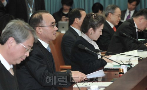 17일 중앙청사에서 열린 대외경제장관회의에서 박재완 재정부장관이 회의를 주재 하고 있다.<br />정희조 기자/checho@heraldm.com 120117\r\n17일 중앙청사에서 열린 대외경제장관회의에서 박재완 재정부장관이 회의를 주재 하고 있다.\r\n정희조 기자/checho@heraldm.com 120117\r\n17일 정부 중앙청사에서 열린 대외경제장관회의에서 관계 장관들이 글로벌 경제 위기 극복방안에 대해 논의하고 있다. 박재완 기획재정부 장관이 “올해 대외 부문의 어려움이 클 것”이라고 말하고 있다. 정희조 기자/checho@heraldm.com