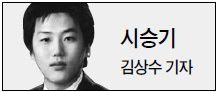 레인지로버 이보크의 특징을 한마디로 정리하자면 ‘반전(反轉)’이다.SUV라는 고정관념을 깨고 여느 세단보다 아름다운 외관을 지녔다. 고급스럽고 부드러운 디자인과 달리 성능은 마치 질주하는 야생마와 같다