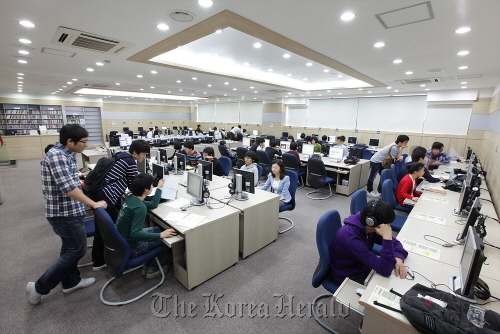 Students work at a computer lab in Yeungjin College in Daegu.  KPC