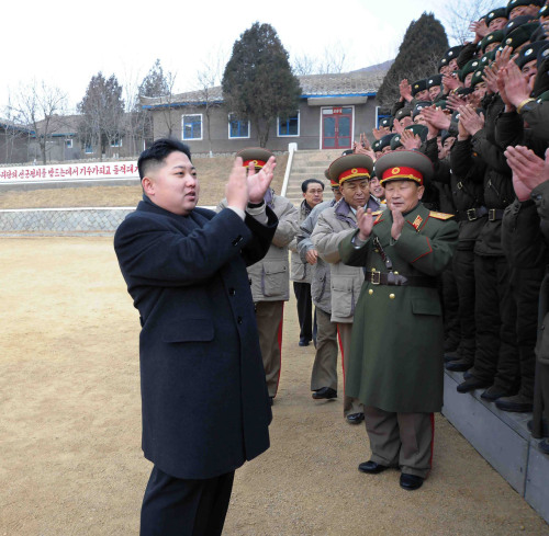 <YONHAP PHOTO-0072> 北김정은, 탱크부대 처음 시찰 (평양 조선중앙통신=연합뉴스) 북한군 최고사령관인 김정은 노동당 중앙군사위원회 부위원장이 1일 새해를 맞아 공식활동으로 군고위 간부들을 대동하고 `근위서울류경수 제105탱크사단'을 처음 시찰했다. 2012.1.2 photo@yna.co.kr/2012-01-02 00:56:01/ <저작권자 ⓒ 1980-2012 ㈜연합뉴스. 무단 전재 재배포 금지.>