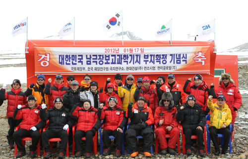 <YONHAP PHOTO-0852> 남극 장보고과학기지 부지확정 기념식 (테라노바베이<남극>=연합뉴스) 김주성 기자 = 17일 오전(한국시간) 남극 테라노바베이 장보고과학기지 건설지에서 열린 '부지확정 기념식'에서 주성호 국토해양부 2차관 등 참석자들이 첫 삽을 뜬 후 파이팅을 외치고 있다. 앞줄 왼쪽부터 정순원 현대건설 건축사업본부장, 연영진 국토해양부 해양정책국장, 이홍금 극지연구소장, 주성호 국토해양부 2차관, 김현율 아라온호 선장, 프랑코 리치 이태리 마리오 쥬켈리 기지 대장, 강정극 한국해양연구원장, 김예동 대륙기지건설단장. 2012.1.17 utzza@yna.co.kr/2012-01-17 12:05:50/ <저작권자 ⓒ 1980-2012 ㈜연합뉴스. 무단 전재 재배포 금지.>
Joo Sung-ho (front row, fourth from left), second vice minister of land, transport and maritime affairs, and other participants pose to mark the construction of the Jang Bo-go research station in the Antarctic on Tuesday.  Yonhap News