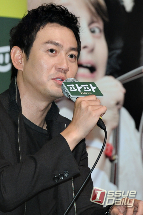 박용우, 영화배우, 탤런트/  ‘파파’ 박용우 “웃겨야 한다는 부담감無..진심 전하려 노력했다”