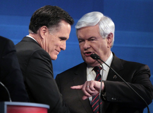 Republican presidential candidates Mitt Romney (left) and Newt Gingrich talk at the end of the debate in Myrtle Beach, South Carolina, Monday. (AP-Yonhap News)
