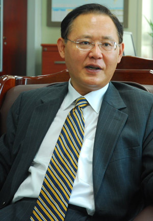 김은석, 외교통상부 (에너지자원대사)/ Diplomat suspended over alleged stock scheme