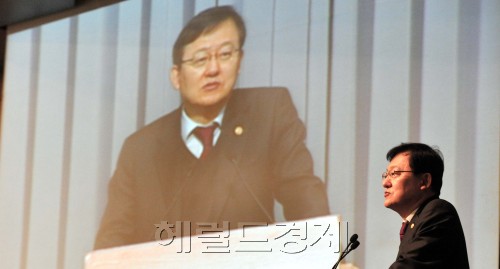 18일 대한상공회의소에서 열린 홍석우 지식경제부장관 초청 조찬간담회. '1조달러 행정 2조달러 전략'이라는 제목으로 강연을 하고 있다.<br />정희조 기자/ checho@heraldm.com 120118