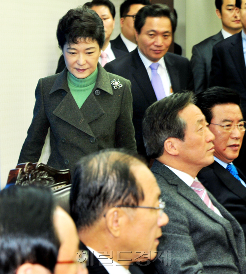정몽준 최고위원이  18일 여의도 당사에서 비상대책위원회 위원들과 중진의원들이 참석해 발언을 하고 있다. 박현구 기자phko@heraldm.com 2012.01.18\r\n정몽준 최고위원이  18일 여의도 당사에서 비상대책위원회 위원들과 중진의원들이 참석해 발언을 하고 있다. 박현구 기자phko@heraldm.com 2012.01.18\r\n한나라당 비상대책위원회(위원장 박근혜)와 중진의원이 18일 첫 상견례를 갖고 공천기준 등에 대해 논의했다. 장외에서 비대위원과 날선 공방을 벌였던 중진은 이날 서로에 대한 비판을 자제하고 갈등을 봉합하는 모습을 보였다. 박현구 기자/phko@heraldm.com