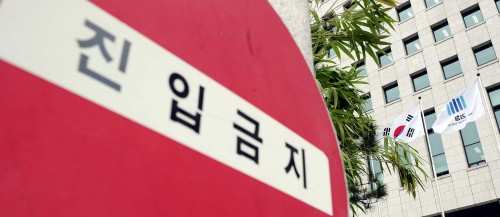 20일 밤  MBC 시사프로그램 'PD 수첩'이 방송한 검찰과 스폰서와의 관계가 전파를 타 파문이 일고 있다. 이로 인해 검찰이 발칵 뒤집힌 가운데 서울 서초동 대검의 분위기는 가라앉아 있다. 박해묵 기자 mook@heraldm.com\r\n20일 밤  MBC 시사프로그램 'PD 수첩'이 방송한 검찰과 스폰서와의 관계가 전파를 타 파문이 일고 있다. 이로 인해 검찰이 발칵 뒤집힌 가운데 서울 서초동 대검의 분위기는 가라앉아 있다. 박해묵 기자 mook@heraldm.com\r\n‘혹시나’ 했지만 ‘역시나’였다. 돈봉투 사건의 정점으로 의심을 사고 있는 박희태 국회의장의 입은 끝내 열리지 않았다. 이에 따라 검찰은 바닥을 훑는 저인망 수사를 벌여야 할 상황이다. 사진은 진입금지 표지판에 세워진 서울 서초동 서울중앙지검 청사.     ［헤럴드경제 DB］