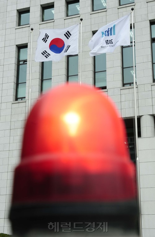 20일 밤  MBC 시사프로그램 'PD 수첩'이 방송한 검찰과 스폰서와의 관계가 전파를 타 파문이 일고 있다. 이로 인해 검찰이 발칵 뒤집힌 가운데 서울 서초동 대검의 분위기는 가라앉아 있다. 박해묵 기자 mook@heraldm.com\r\n20일 밤  MBC 시사프로그램 'PD 수첩'이 방송한 검찰과 스폰서와의 관계가 전파를 타 파문이 일고 있다. 이로 인해 검찰이 발칵 뒤집힌 가운데 서울 서초동 대검의 분위기는 가라앉아 있다. 박해묵 기자 mook@heraldm.com