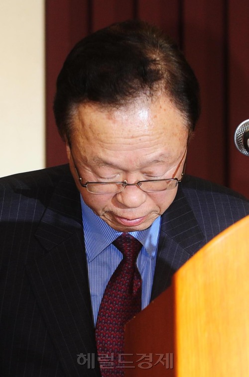 박희태 국회의장이 18일 새벽 인천국제공항 귀빈실을 통해 입국한 뒤 한나라당 전당대회 돈봉투 의혹과 관련해 기자회견을 가지고 있다. 이 날 박의장은 "사죄하는 뜻으로 4월 총선에 불출마하고 돈봉투 의혹에 대해서는 모르는 일"이라고 밝혔다. 인천공항=박해묵 기자\r\n박희태 국회의장이 18일 새벽 인천국제공항 귀빈실을 통해 입국한 뒤 한나라당 전당대회 돈봉투 의혹과 관련해 기자회견을 가지고 있다. 이 날 박의장은 "사죄하는 뜻으로 4월 총선에 불출마하고 돈봉투 의혹에 대해서는 모르는 일"이라고 밝혔다. 인천공항=박해묵 기자\r\n박희태 국회의장이 18일 오전 귀국 직후 기자회견을 열어 “국민께 심려를 끼쳐드려 죄송하다”며 고개를 숙이고 있다. 박 의장은 사죄의 뜻으로 총선 불출마를 선언했지만 의혹에 대해선 “모르는 일”이라고 말했다. 박해묵 기자/mook@heraldm.com