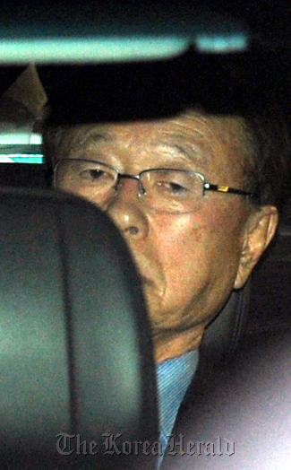 박희태 국회의장이 18일 새벽 인천국제공항 귀빈실을 통해 입국한 뒤 한나라당 전당대회 돈봉투 의혹과 관련해 기자회견을 가진 뒤 차량에 탑승해 이동하고 있다. 이 날 박의장은 "사죄하는 뜻으로 4월 총선에 불출마하고 돈봉투 의혹에 대해서는 모르는 일"이라고 밝혔다. 인천공항=박해묵 기자/mook@heraldm.com
National Assembly Speaker Park Hee-tae is seen inside a vehicle leaving Incheon International Airport early Wednesday morning, where he held a press conference on the cash-for-votes scandal involving his aides.  Park Hae-mook/The Korea Herald