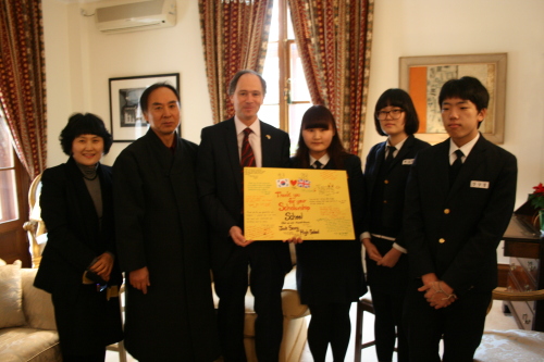SHARING PAGE
Scholarship students from Paju meet U.K. Ambassador Scott Wightman at his embassy in Seoul on Tuesday.  Kirsty Taylor
