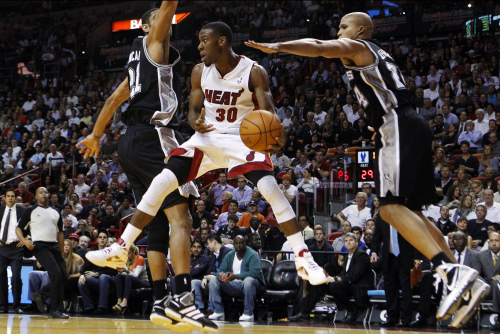 <YONHAP PHOTO-1069> Miami Heat's Norris Cole (30) looks to pass the ball as San Antonio Spurs' Tim Duncan (21) and Richard Jefferson (24) defend during the first half of an NBA basketball game, Tuesday, Jan. 17, 2012, in Miami. (AP Photo/Lynne Sladky)/2012-01-18 10:55:43/ <저작권자 ⓒ 1980-2012 ㈜연합뉴스. 무단 전재 재배포 금지.>
Miami Heat guard Norris Cole looks to pass against the San Antonio Spurs. AP-Yonhap News