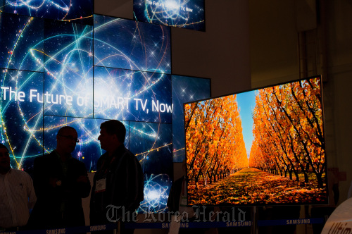 Attendees look over the Samsung Electronics Galaxy Note at the Consumer Electronics Show in Las Vegas, Nevada, on Jan. 11.  Bloomberg