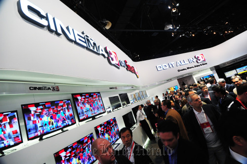 Show-goers visit the LG Electronics’ booth featuring 3-D TV technologies during the CES in Las Vegas last week.  Yonhap News
