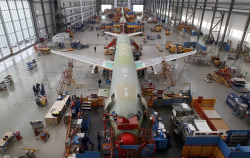 <YONHAP PHOTO-0182> Workers are busy at the Airbus company in Hamburg, northern Germany, Tuesday, Jan. 17, 2012. Airbus took in a record number of orders for new commercial aircraft last year as strong demand for its revamped single-aisle plane helped it best U.S. rival Boeing Co. in the race for orders for the fourth year running. (AP Photo/dapd, Philipp Guelland)/2012-01-18 01:28:13/ <저작권자 ⓒ 1980-2012 ㈜연합뉴스. 무단 전재 재배포 금지.>
Workers are busy at the Airbus company in Hamburg, northern Germany, Tuesday.  AP-Yonhap News
