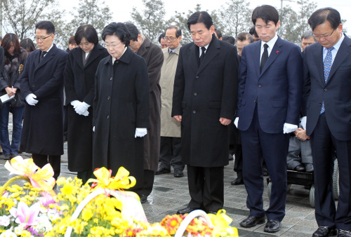 <YONHAP PHOTO-1065> 盧묘역 참배하는 민주통합당 지도부 (김해=연합뉴스) 최병길 기자 = 민주통합당 한명숙 대표와 최고위원 등 당지도부가 18일 경남 김해시 진영읍 본산리 봉하마을에 위치한 노무현 전 대통령 묘역을 참배하고 있다.2012.1.18 choi21@yna.co.kr/2012-01-18 10:54:00/ <저작권자 ⓒ 1980-2012 ㈜연합뉴스. 무단 전재 재배포 금지.>
The main opposition Democratic United Party’s new chairwoman Han Myeong-sook (third from left), along with Supreme Council members, pays her respects Wednesday at President Roh Moo-hyun’s burial site in Gimhae, South Gyeongsang Province.  Yonhap News
