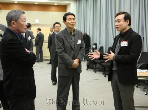 LG Group chairman Koo Bon-moo (left) listens to Cha Suk, vice chairman of LG Household and Healthcare before attending a meeting with CEOs of group affiliates on Tuesday. At center is LG Chem CEO Kim Bahn-suk.    LG Group
LG Group chairman Koo Bon-moo (left) listens to Cha Suk, vice chairman of LG Household and Healthcare before attending a meeting with CEOs of group affiliates on Tuesday. At center is LG Chem CEO Kim Bahn-suk.    LG Group