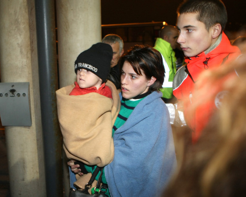 <YONHAP PHOTO-0349> A survivor of the luxury cruise ship Costa Concordia, which ran aground near the tiny Tuscan island of Giglio, Italy, arrives at the harbor, in Marseille, southern France, Saturday, Jan. 14, 2012. (AP Photo/Claude Paris)/2012-01-15 04:51:36/ <저작권자 ⓒ 1980-2012 ㈜연합뉴스. 무단 전재 재배포 금지.>
Survivors of the luxury cruise ship Costa Concordia arrive at a harbor, in Marseille, France on Saturday. AP-Yonhap News