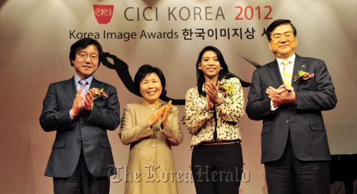 한국이미지시상식<br />김명섭 기자 MSIRON@
From left: ICONIX CEO Choi Jong-il, Corea Image Communication Institute president Choi Jung-wha, actress Jasmine Lee and Cho Yang-ho, chairman of the PyeongChang 2018 Winter Olympics bid committee and also Hanjin Group chairman, pose for photographers after the Korea Image Awards ceremony at the Grand InterContinental Hotel in Samseong-dong, Seoul, Tuesday evening. Kim Myung-sub/The Korea Herald