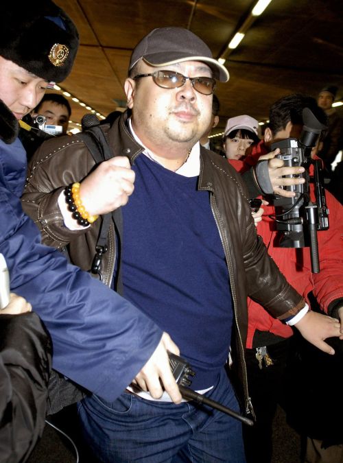 <YONHAP PHOTO-1794> JAPAN OUT (FILES) This file photo taken on February 11, 2007 shows a man believed to be North Korean leader Kim Jong-Il's eldest son, Kim Jong-Nam walking among journalists upon his arrival at the Beijing airport. The eldest brother of North Korea's new leader says reforms needed to avert the collapse of the country's economy will lead to the end of its Stalinist regime, according to a book to be published this week. Kim Jong-Nam, the half brother of Kim Jong-Un who took control of the hermit state on the death of their father last month, says the military has become so powerful it will step in and take over. JAPAN OUT AFP PHOTO / JAPAN POOL via JIJI PRESS / FILES /2012-01-17 19:16:36/ <저작권자 ⓒ 1980-2012 ㈜연합뉴스. 무단 전재 재배포 금지.>
This file photo taken on Feb. 11, 2007 shows a man believed to be North Korean leader Kim Jong-un’s eldest brother, Kim Jong-nam walking among journalists upon his arrival at the Beijing airport.  AFP-Yonhap News