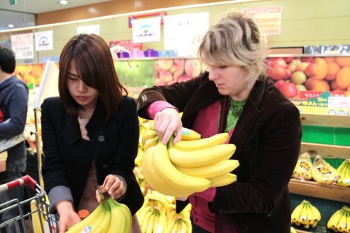 Help Your Suwon volunteers (HYS)
Sarah Farkas (right) helps out at a previous Help Your Seoul event.
(Matthew McCoy)